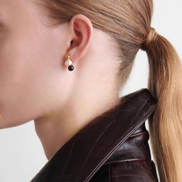 NWT COS Mismatched Freshwater Pearl Earrings Gold/Onyx - Picture 3 of 3